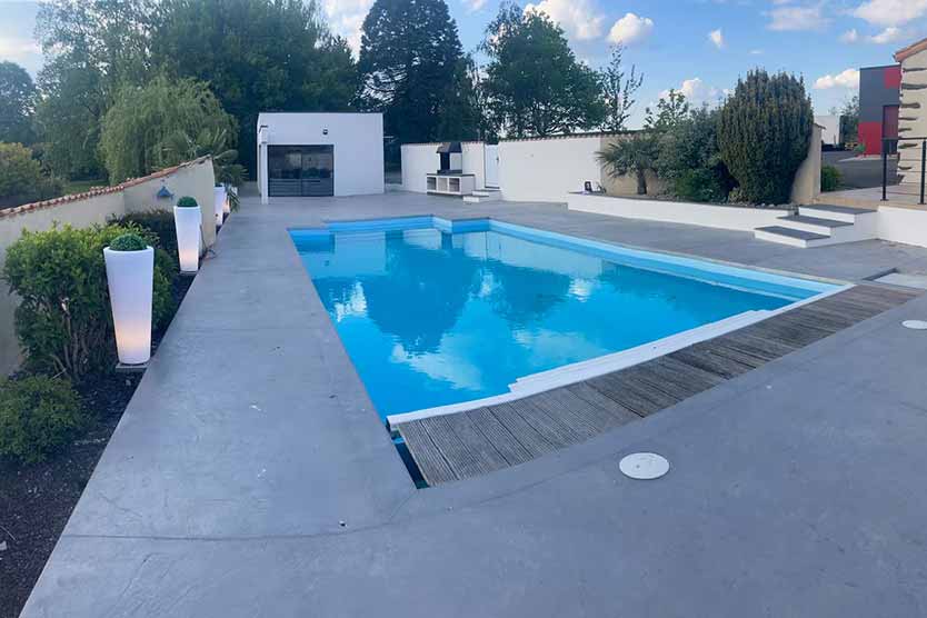 Agréable à vivre avec sa piscine, le poolhouse et ses grands pièces.